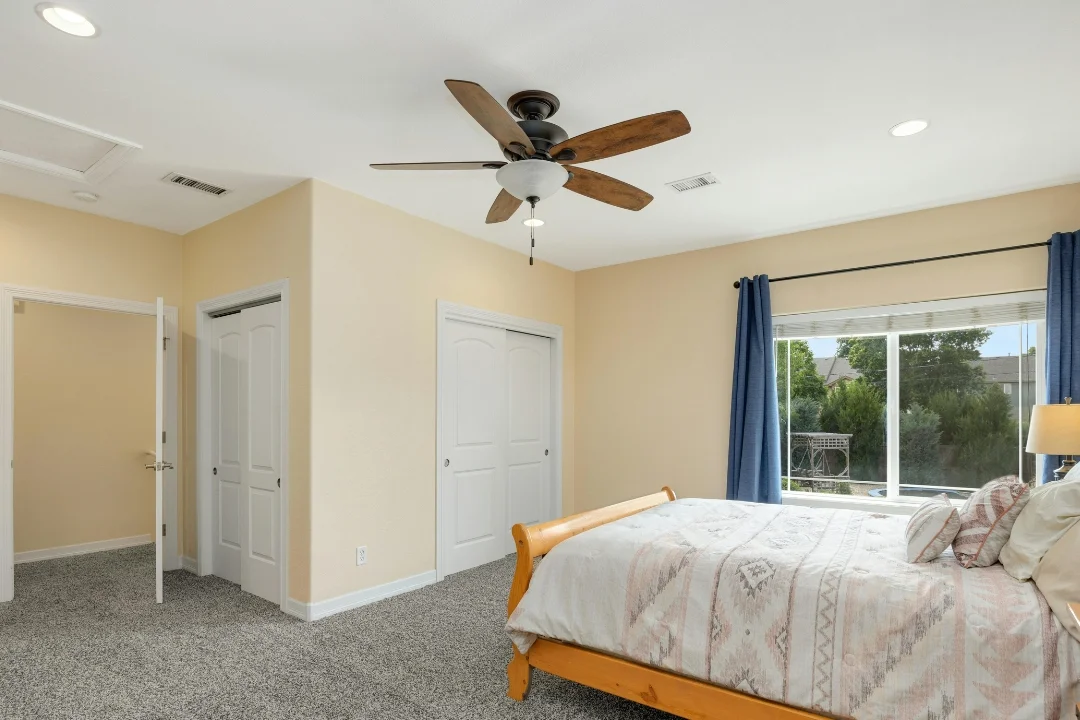 Ceiling fan o circulate cool air more effectively