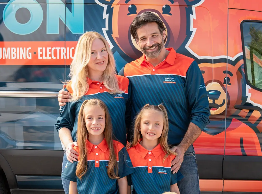 family-in-front-of-the-bus-comfort-union